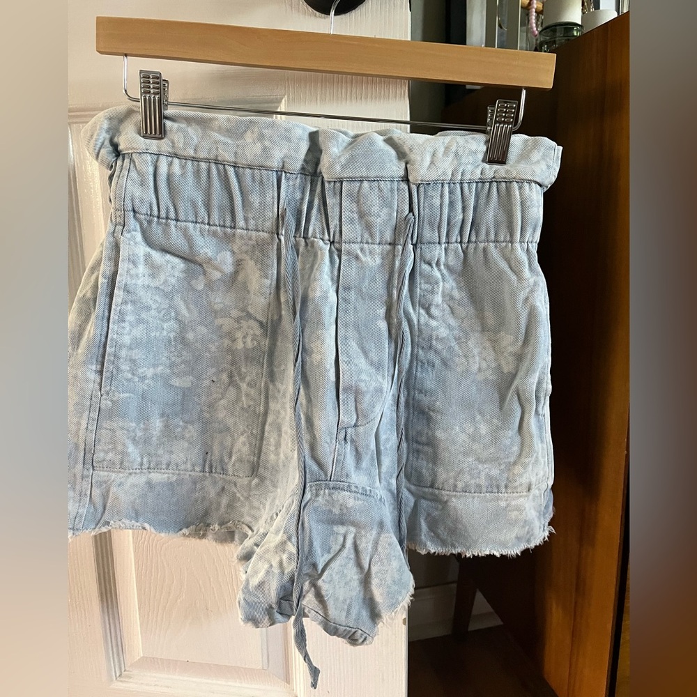 The GREAT The Midland frayed floral denim shorts - Picture 7 of 8